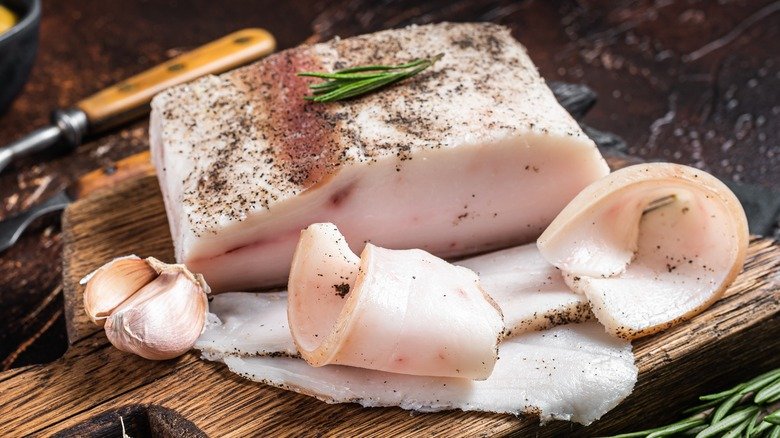 Ini Ciri Khas Makanan yang Mengandung Minyak Babi