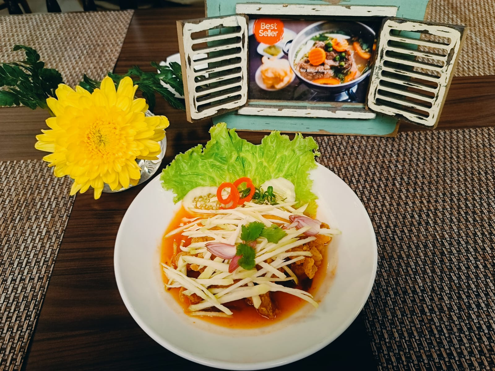 Karakter Kuat Rasa Ayam Salad Mangga Kedai Sirih Merah