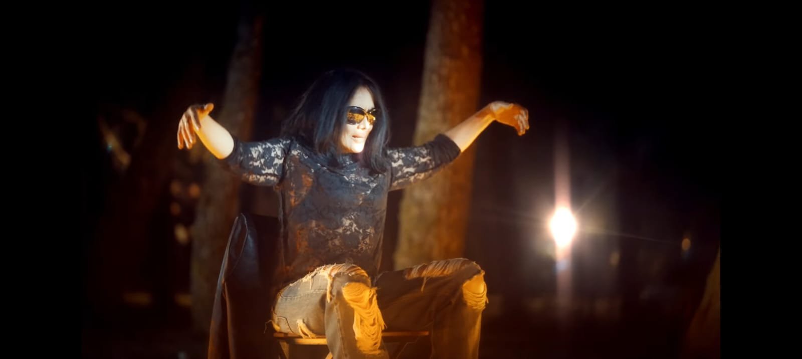 Gaya Atiek CB di Single Teroesir Menunggu Karma