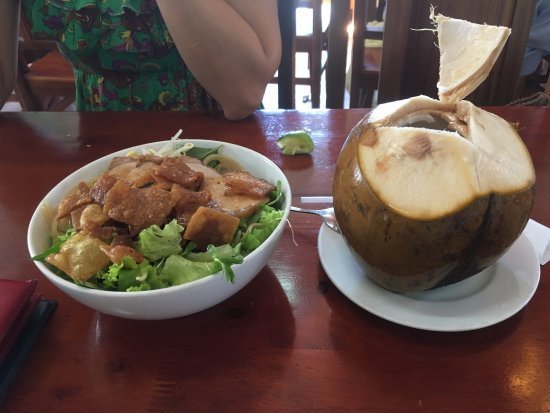Kamus Kuliner, Kelapa Jadi Minuman Favorit di Banh Mi Phoung
