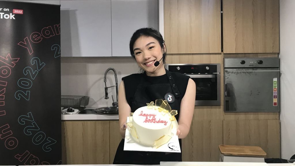 Heboh, Kreator TikTok Angela Rusmin Kasih Tips Buat Kue Pecahan Kaca