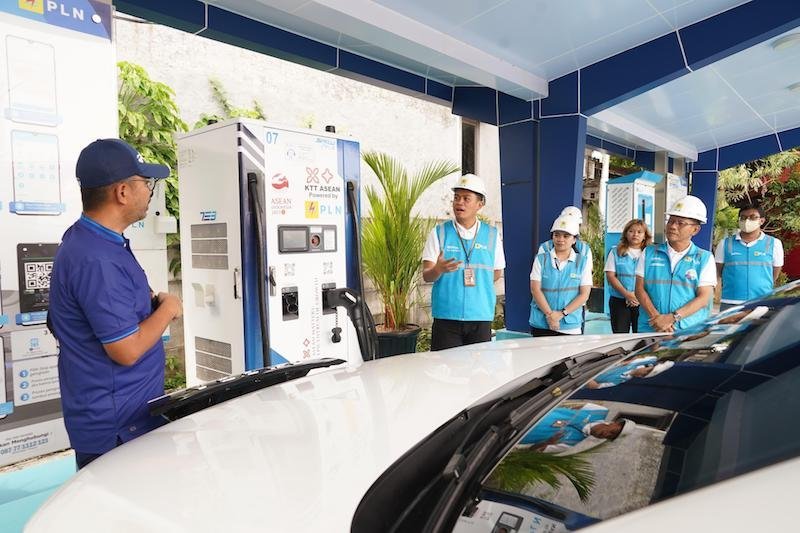 PLN UID Jaya dan ESDM Inspeksi Stasiun Pengisian Kendaraan Listrik
