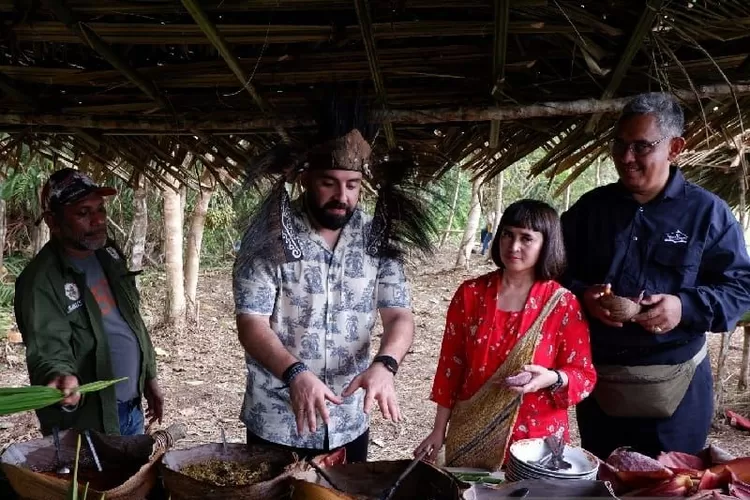 Koki Qatar Ditantang Makan Ulat Sagu