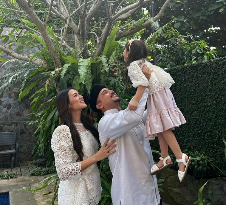 Begini Cara Raisa Didik Anak Tak Istimewakan Jenis Makanan