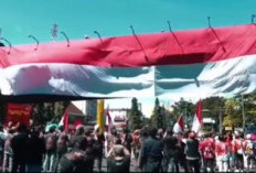 Bendera Raksasa Berkibar di Dago, Cinta Tanah Air yang Tak Pernah Padam